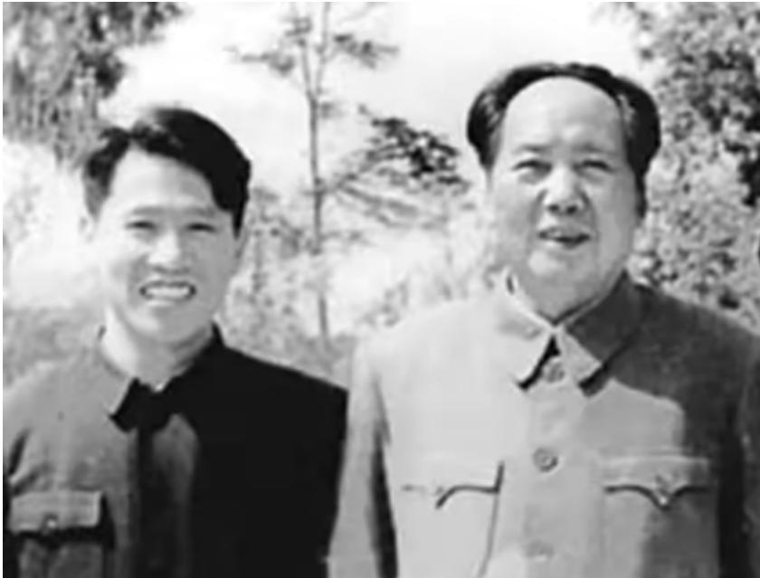 1976年9月9日，一男子在得知毛主席去世后，拿着剪刀就直冲毛主席的房间，来到毛
