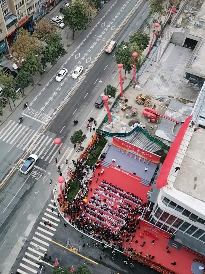 又剪彩了，隔壁小区楼盘开放。明明目前现实是小户型：50-70平米的好卖。但是