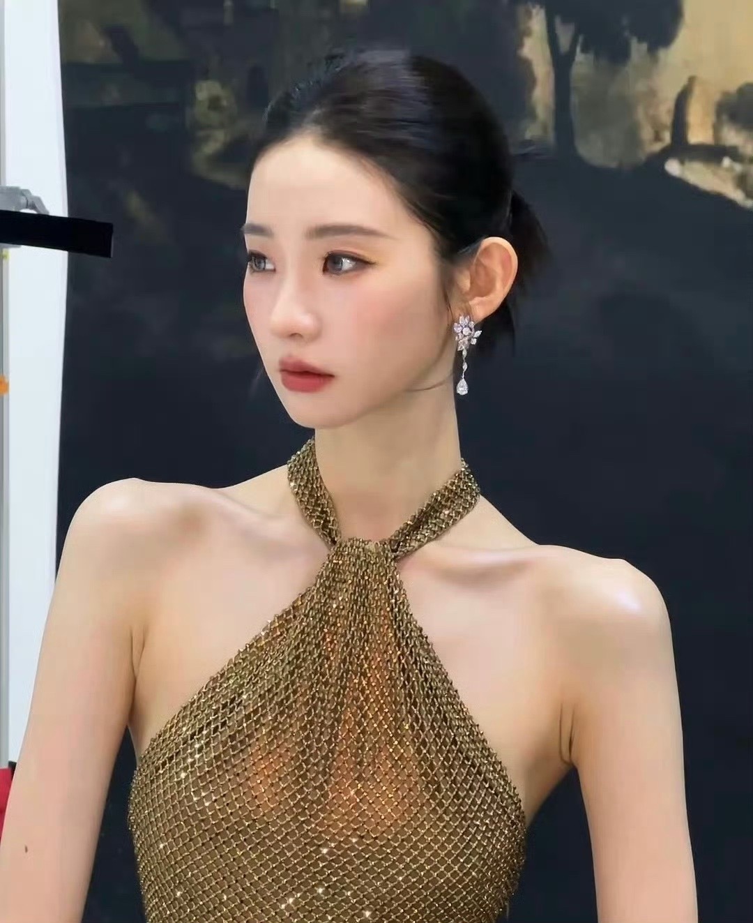 被张艺凡钓成翘嘴了张艺凡不仅拥有一张盛世美颜的脸，甚至还拥有完美的身材比例，就
