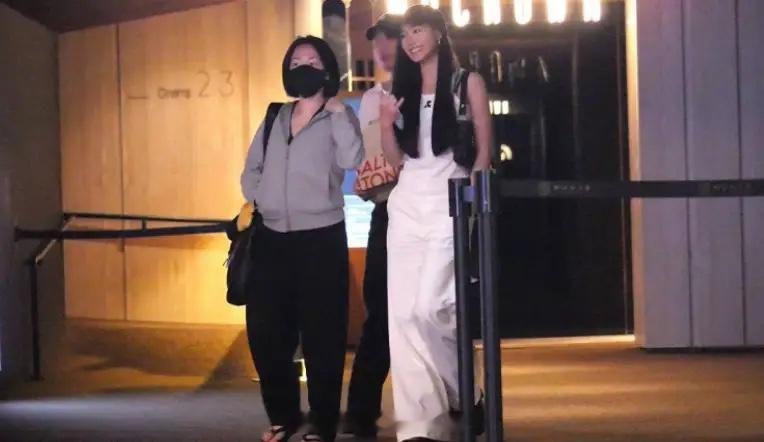 小S心情大好！携17岁二女儿及其男友看电影，与Lily男友互动曝光！​​​