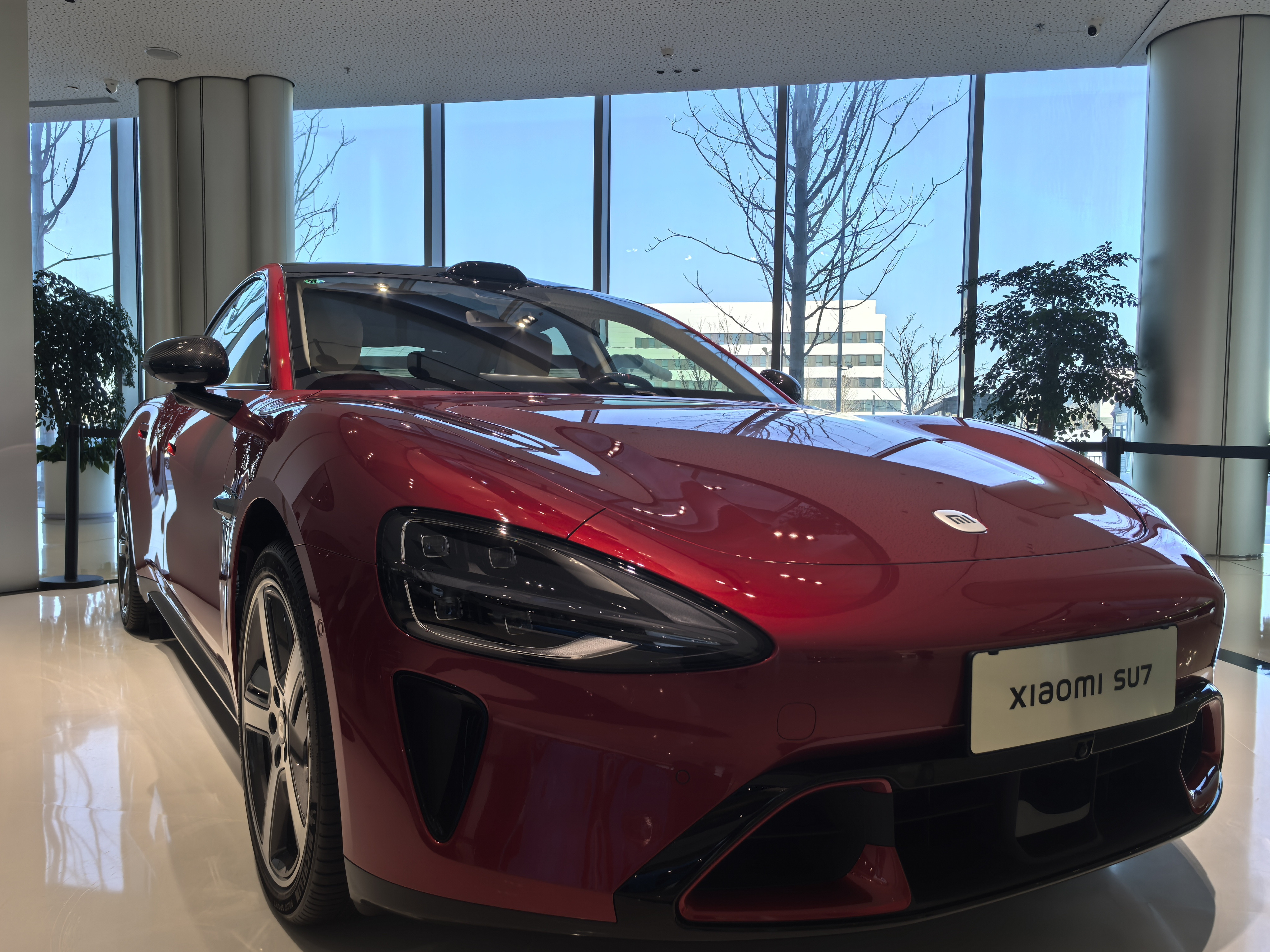 提前逛了小米汽车工厂，摸完新SU7我直接喊：雷军这波是真不打算赚钱了？外观上，