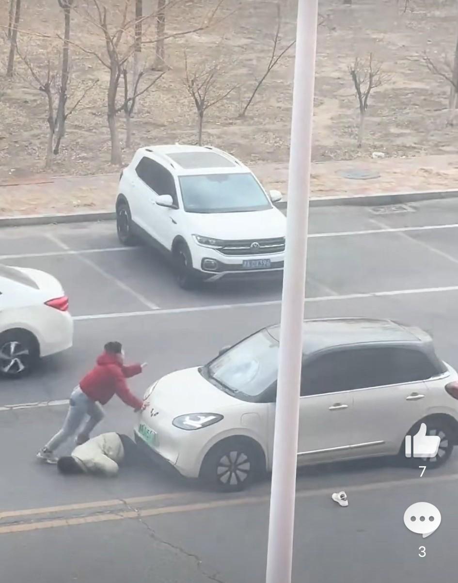 男子被撞压在车下面，同行女子哭喊“快打120”，女司机淡定看完伤者又坐回车里。路