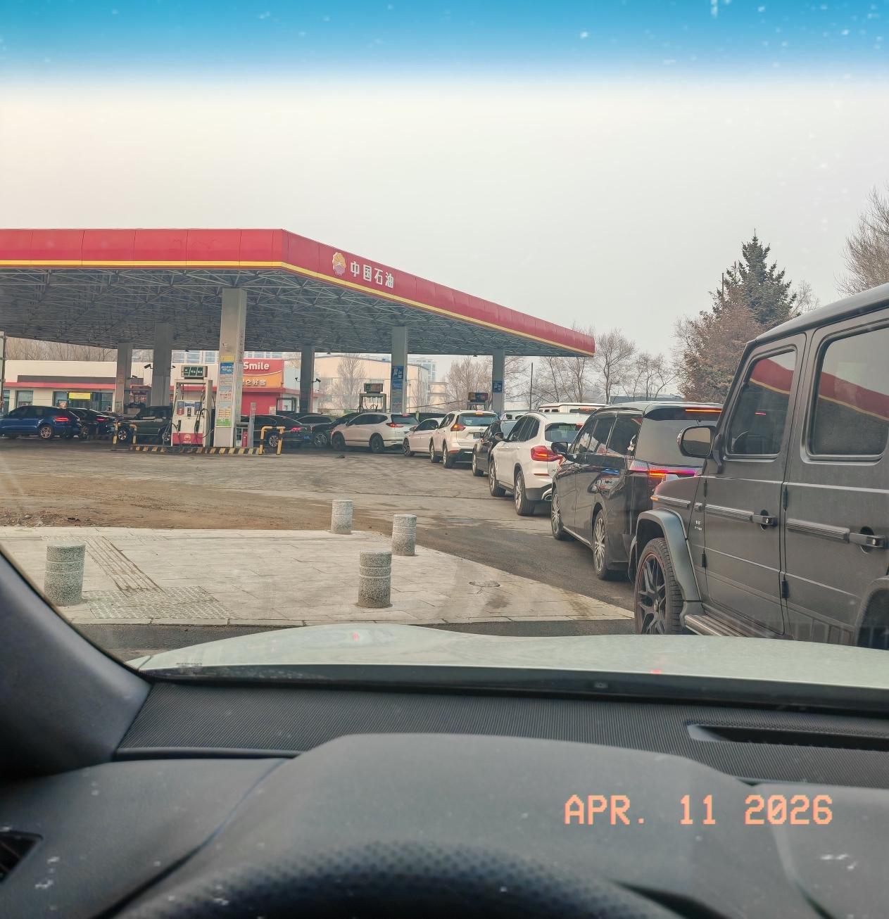 今天去加油站，直接被长队惊到了，一问才知道92号又降价了，现在才8块2一升。