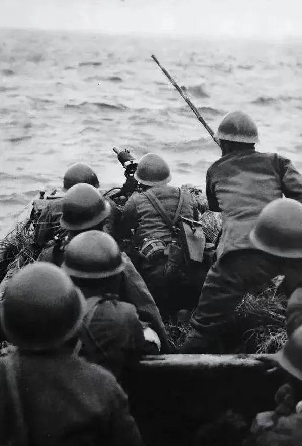 1942年，一位渔夫载着16名日军渡江。突然，他毫无征兆的撤下船桨，朝着江面纵身