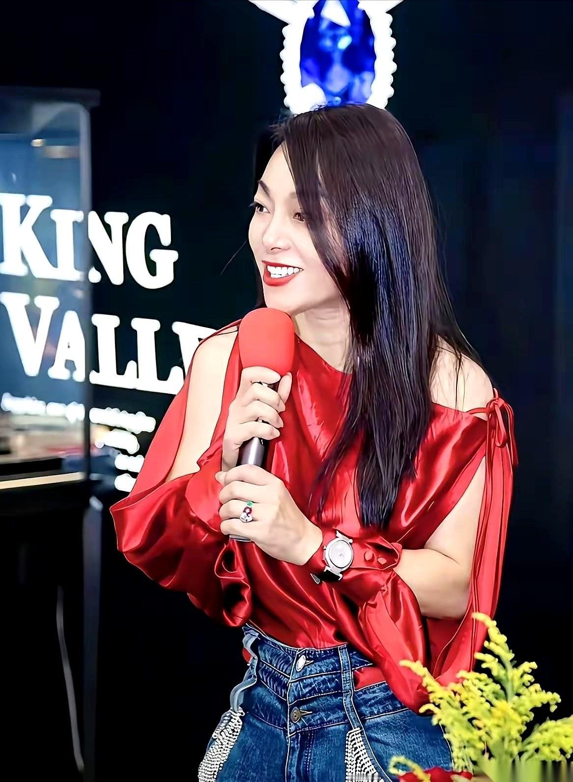 张雪那台刚打破欧美37年垄断的国产摩托，拍卖直播间里，价格数字像疯了一样跳。起