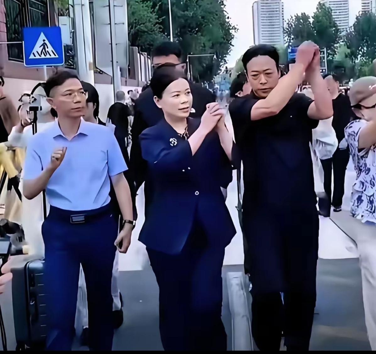 哎呀妈呀，姐姐们家人们，好消息来了哈哈，今天许妈和木果开会，这个事啊，许妈，云浩