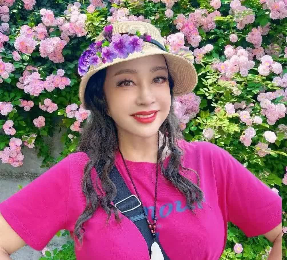 刘晓庆头戴鲜花拍照！7月7日下午，刘晓庆在社交媒体发文，晒出了最新的照片。