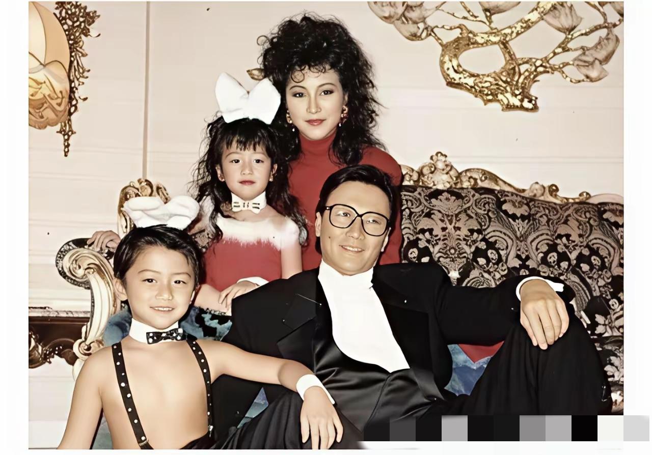 “别人是嫁女儿，我嫁老婆。”真的很佩服谢贤的气度，2000年前妻狄波拉在新