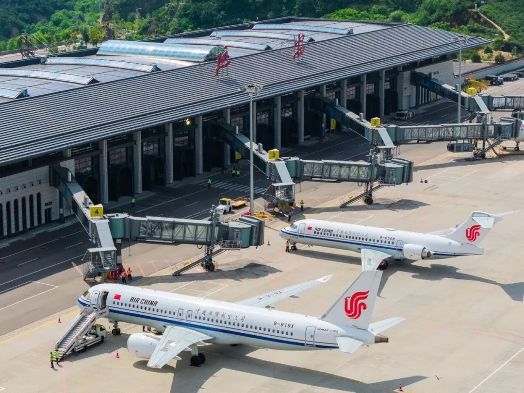 【C919、C909飞机延安同框】6月24日上午，国产大飞机C919首次飞抵延安