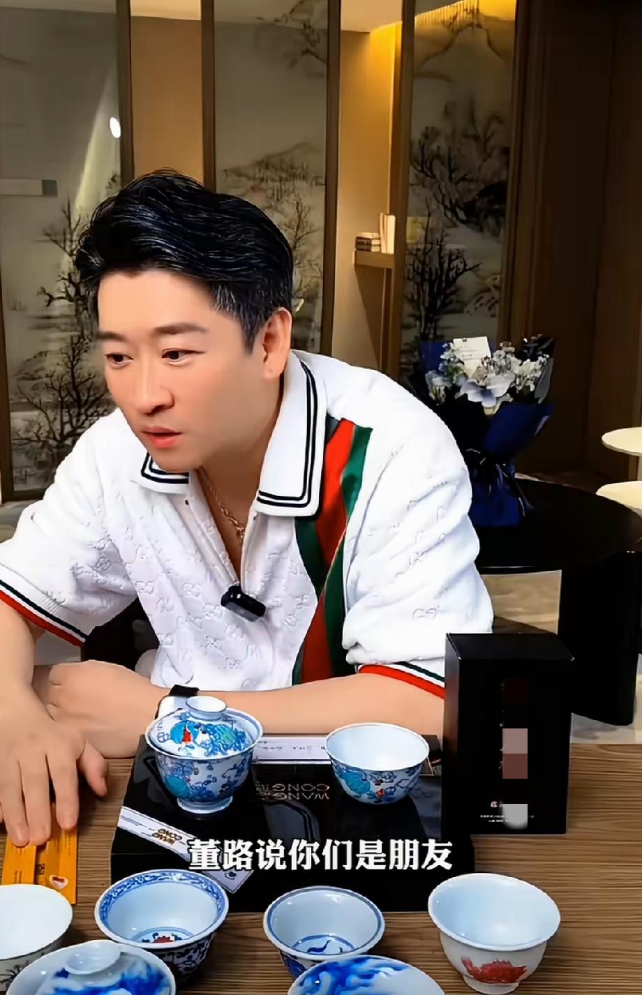 有网友质疑曹云金和董路是不是朋友，曹云金一听就“炸”了，说：“那当然了，我路哥带