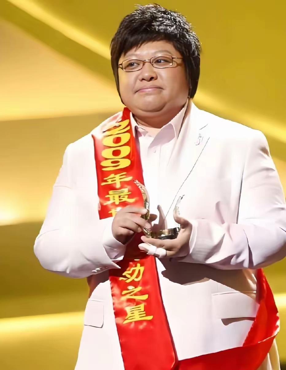 十几年前后行头对比，2009年人还是比较朴实的，慈善肯定也是真的。但初心难守，人
