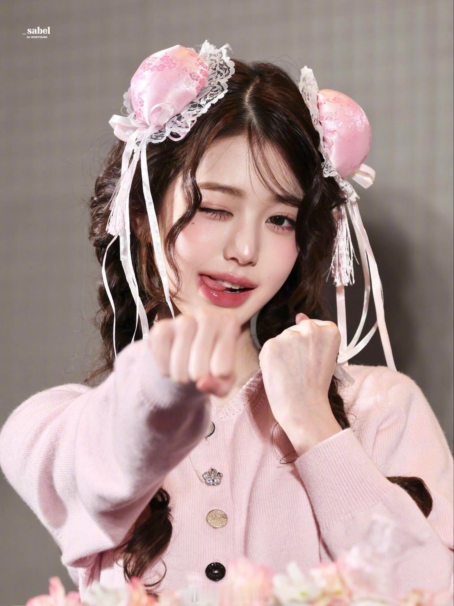 好想一口吃掉张元英这个草莓奶团子