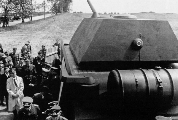 1943年阿道夫视察鼠式坦克模型：揭秘未实装的喷火器组件