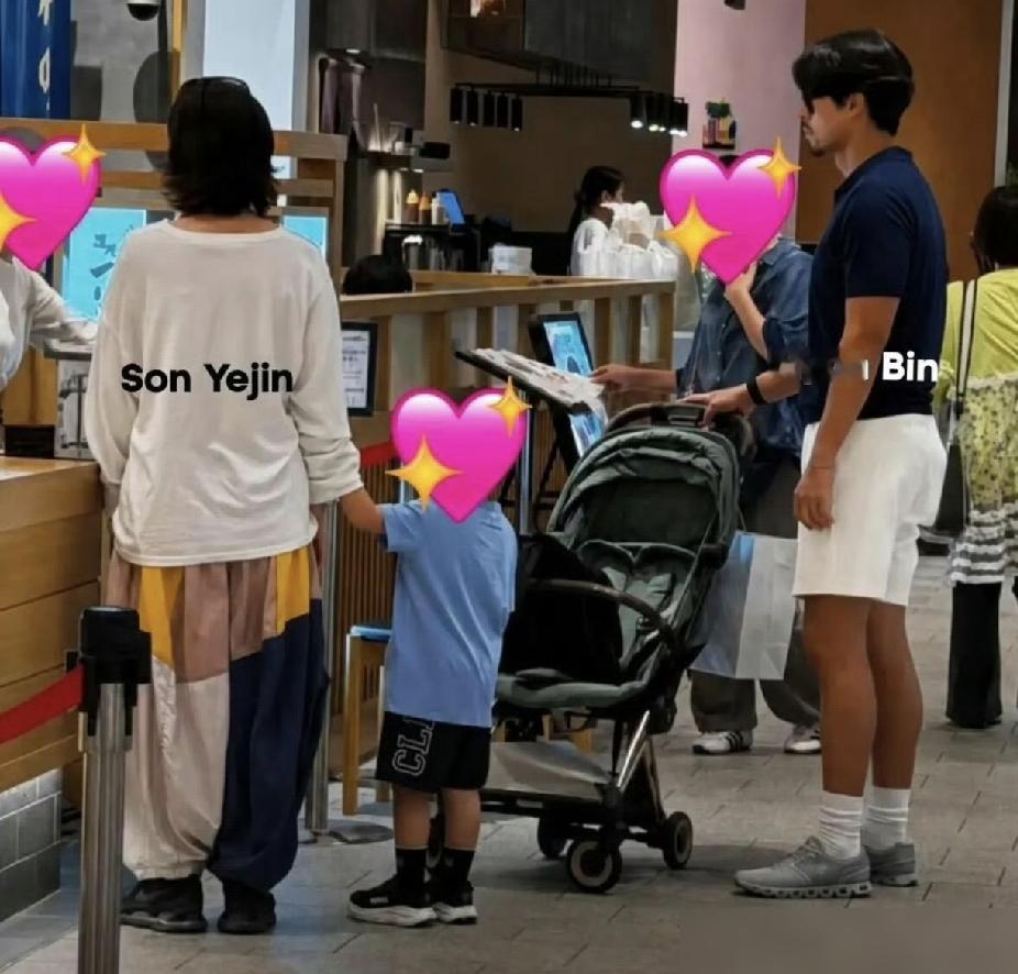 胡子拉碴、穿得像个路人，这竟是玄彬？昨天下午，网友偶遇玄彬孙艺珍带3岁儿子逛街。孙艺珍看着还行，玄彬