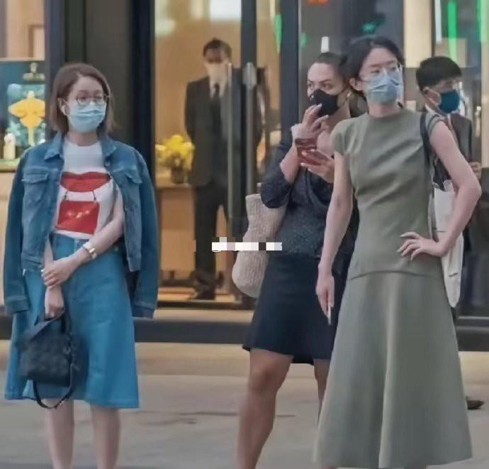去了香港才发现，满街都是“裙不上膝、鞋不带跟，却个个洋气又时髦