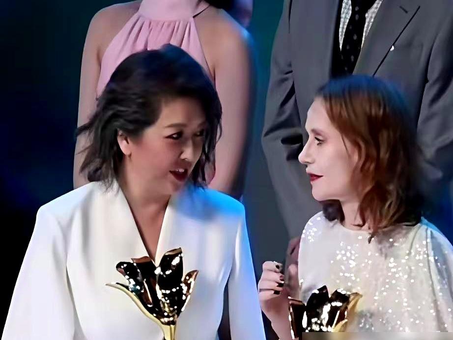 江珊一发福，就有人说她在美国混不下去才回国捞金。这想法太天真了。人家早就