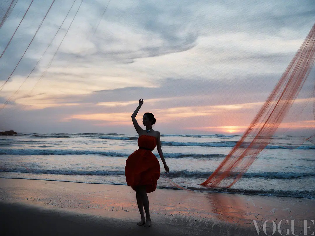 杨幂窝瓜的开年刊没穿高跟鞋比例都这么好海边晚霞这张感觉胸以下全是腿