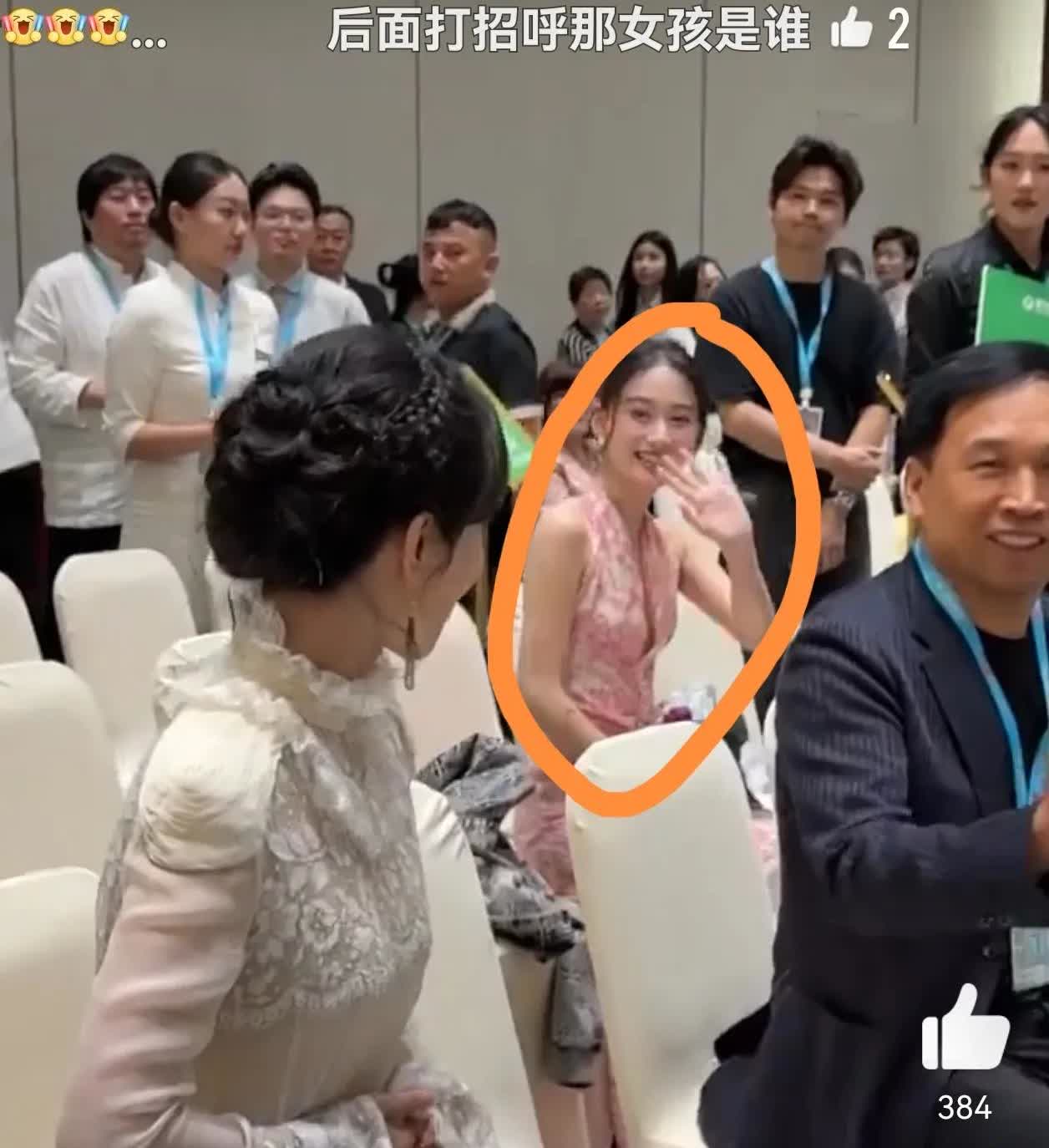 白玉兰电视节现场，和杨紫打招呼的这个女孩是谁啊？看着很眼熟，又一时想不起