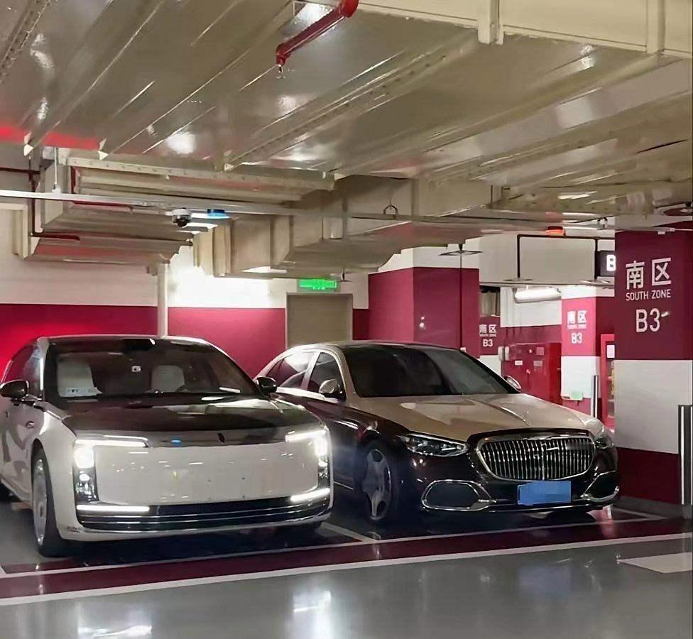 左边华为尊界S800八十万，右边奔驰迈巴赫S680三百八十万，这俩车外观气场[赞