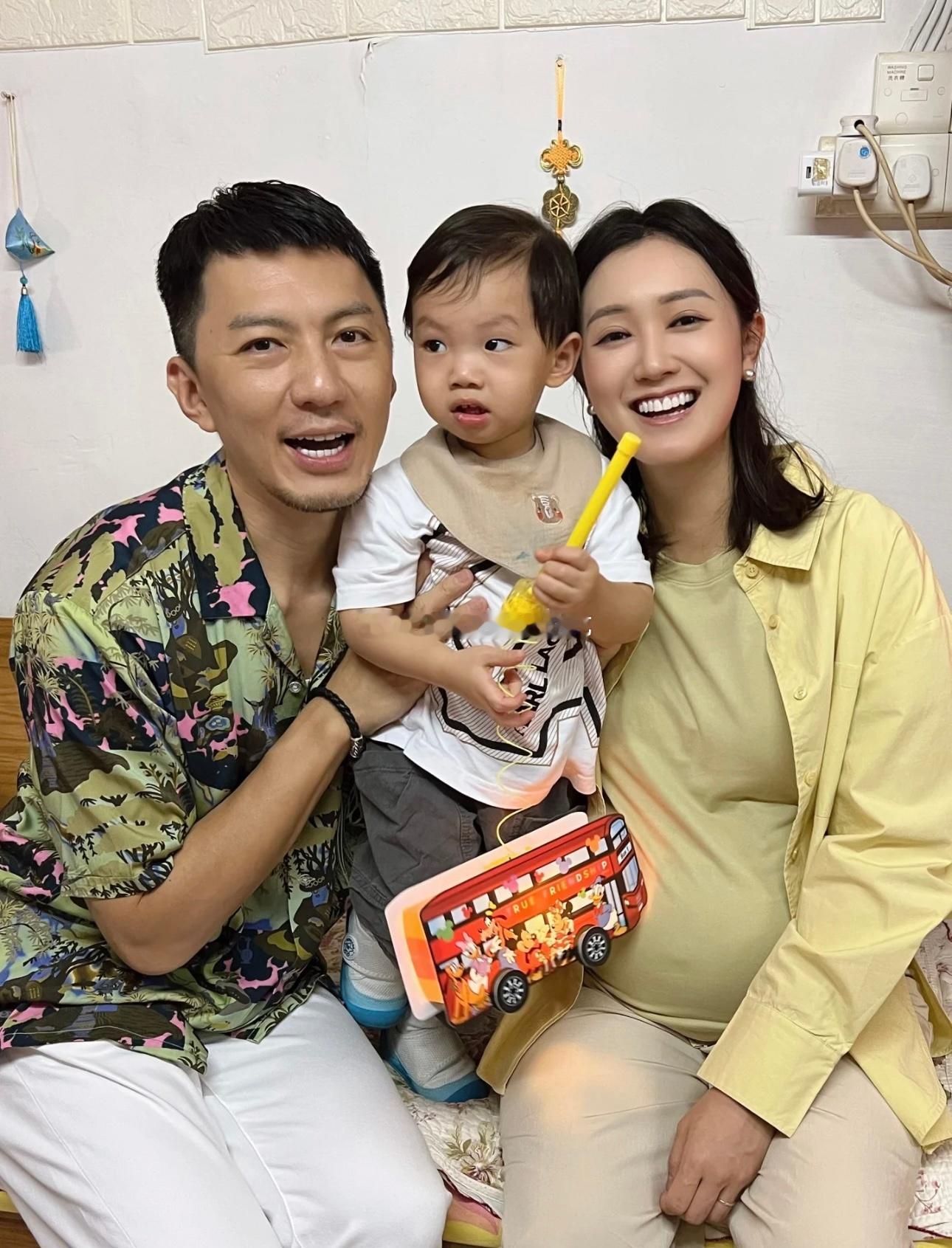 中秋节，张宝儿晒一家三口合照。​​​