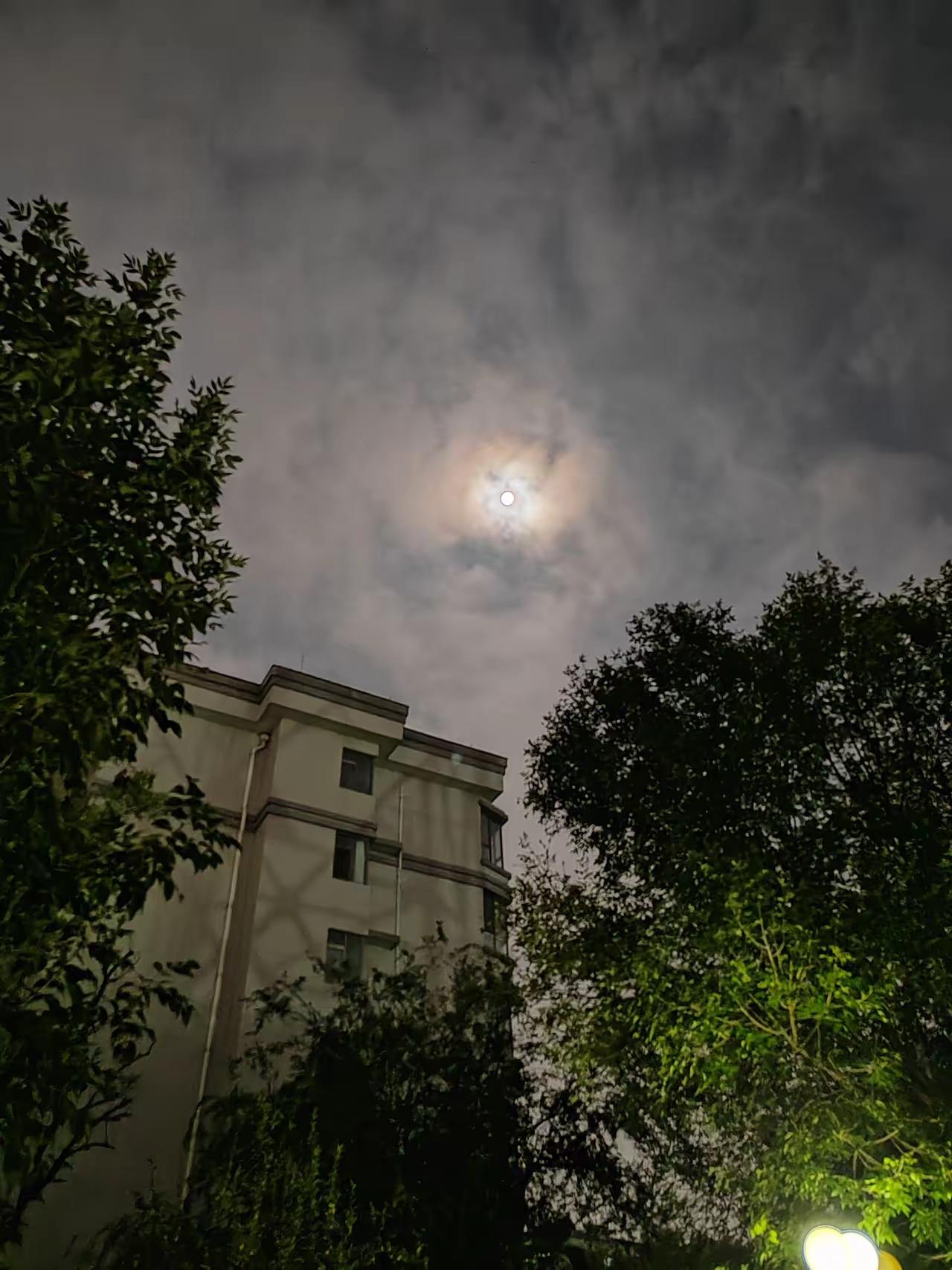 人生太无常了。老公的好朋友，65年的，昨天中午还打来电话约饭，今天突然人就走了