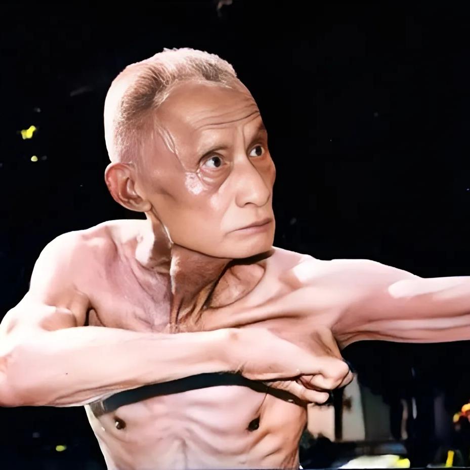 这个宝刀未老的男子，就是大名鼎鼎的武术大师万籁声，照片拍摄于上世纪80年代，当时