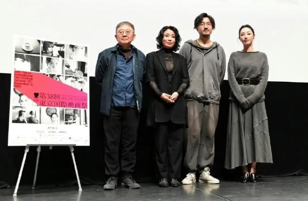 本来是拿影帝的大好事，结果王传君领奖全程没有笑容，整个被白百何给架到火上烤了。