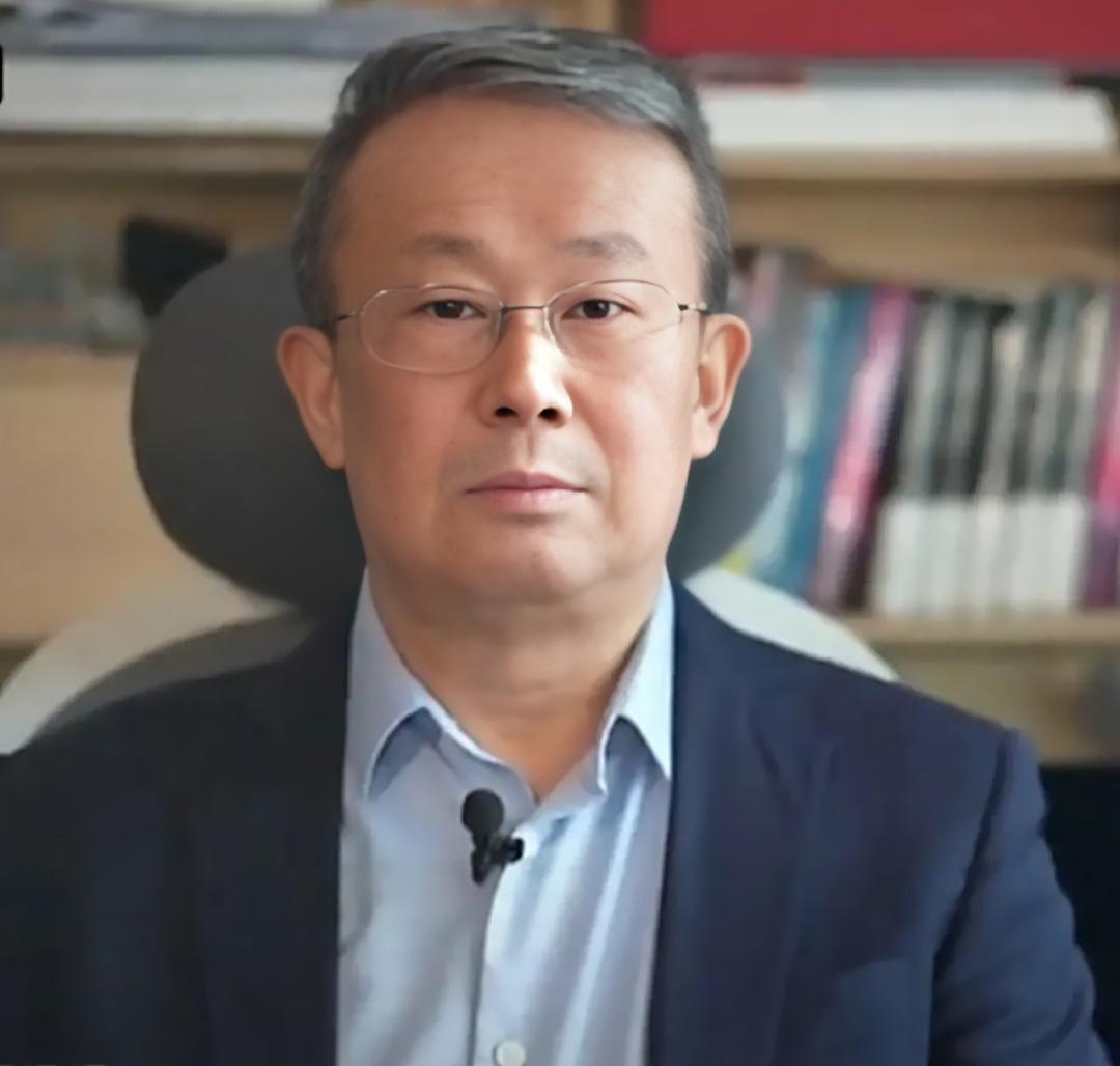 项立刚引用数据证明华为Mate80ProMax在强光下的优势。在一些条件下