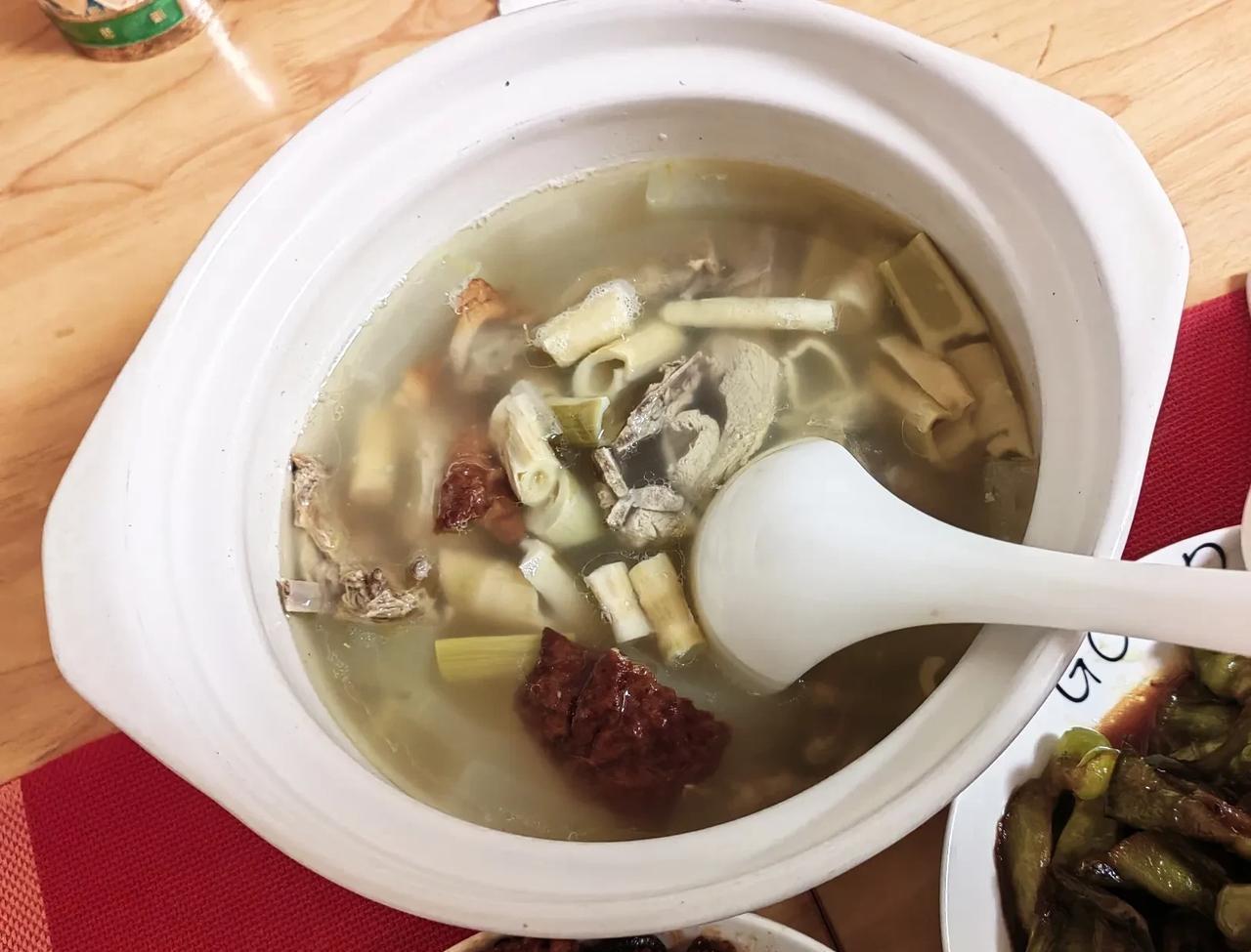 今日午餐，冬瓜鸭架汤，四鲜烤夫，炒生菜，虎皮青椒。简简单单，做了自己喜欢的几个