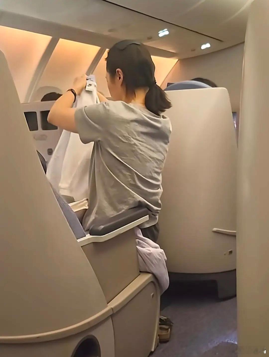有网友在纽约飞回北京的航班上偶遇陈建斌与蒋勤勤一家。蒋勤勤素面朝天，简单扎了一根