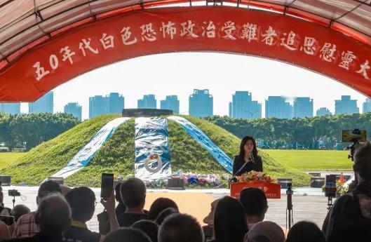 郑丽文是真够硬核的！刚在2025年11月1日当选国民党主席，上任才短