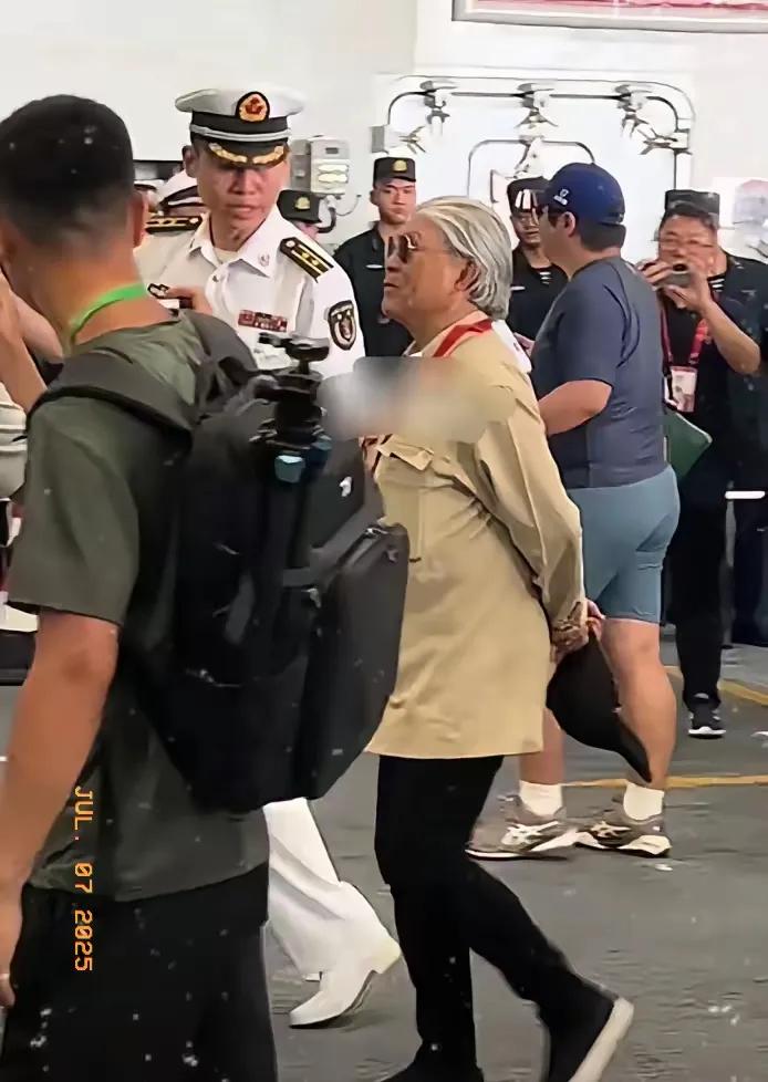 郭晶晶登上山东舰的那一刻，香港那些阔太太们都惊掉了下巴！这次郭晶晶受邀请登上山东