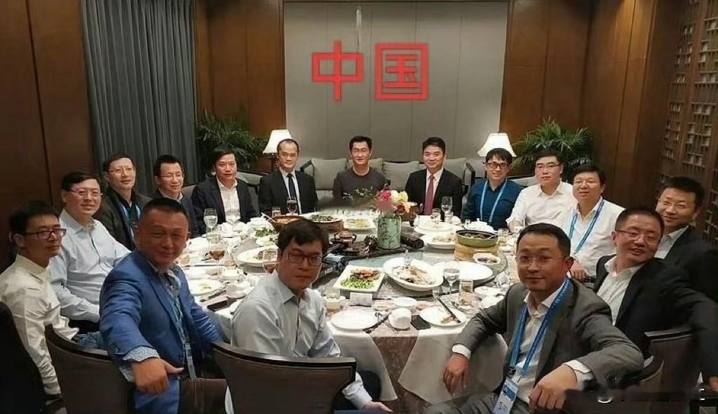 都是吃饭的局，可里面的文化味儿完全不一样。