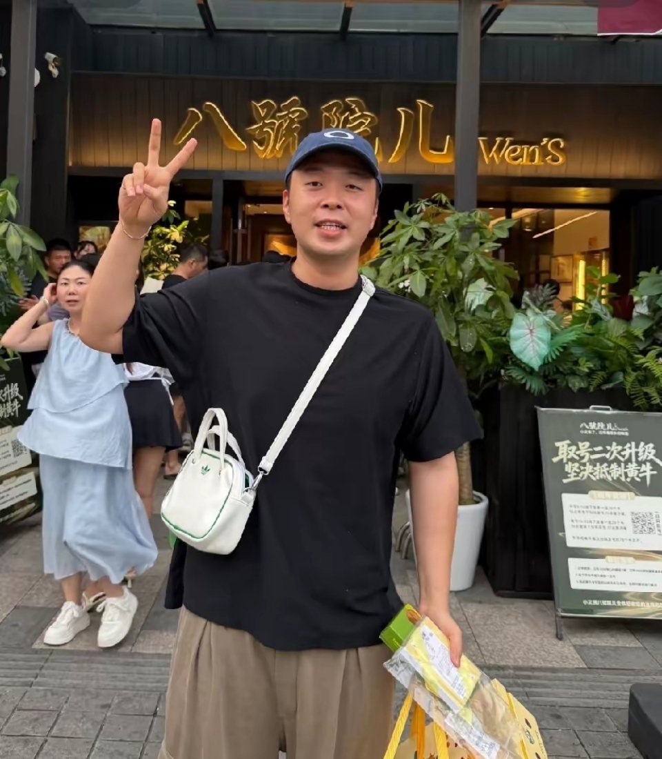 杜海涛现身上海打卡文章开的八号院，直呼陕西菜好吃，和店员们拍照合影，氛围非常好
