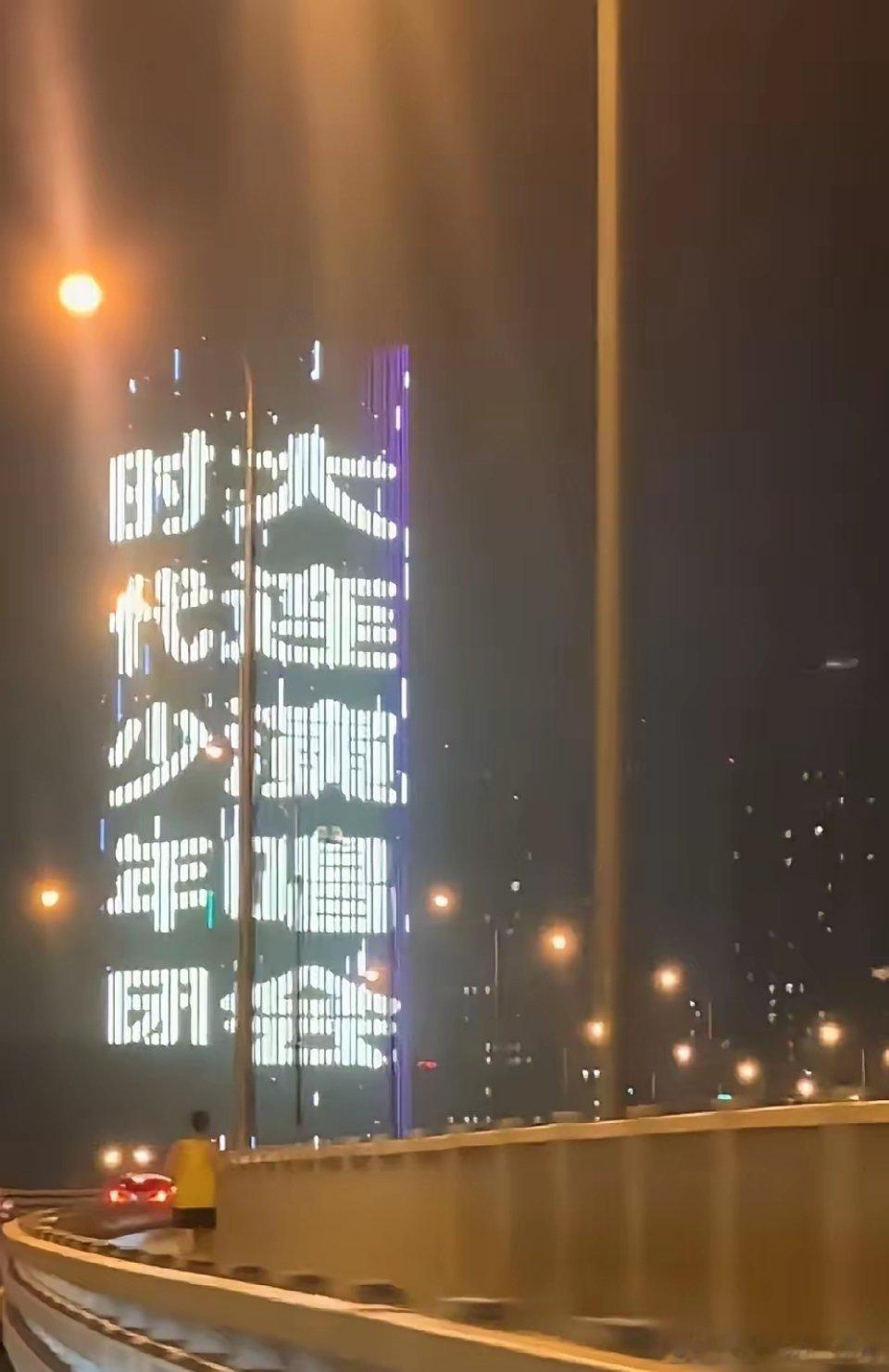 据说时代少年团的演唱会很多城市都不敢接，因为他们几个人流量太大了，很多城市怕出事