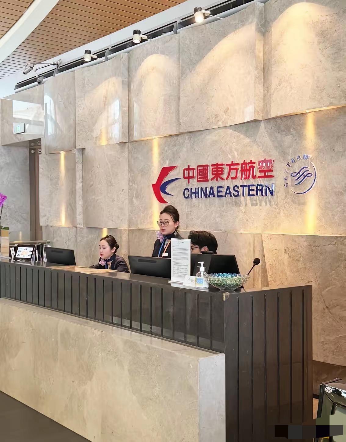 东航那个“机闹”的欧某某，终于被停职了。那天看新闻，东航MU6741上有个乘客