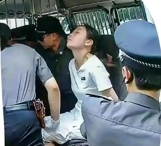 2004年，福州看守所，方晓红在接受注射执行死刑前，身体前倾，微微抬起头，留下了