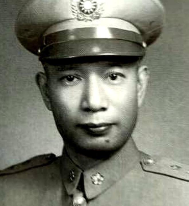 1974年11月17日，台湾“陆军总司令”黄杰走进一个昏暗的小屋，屋内腐臭的积水