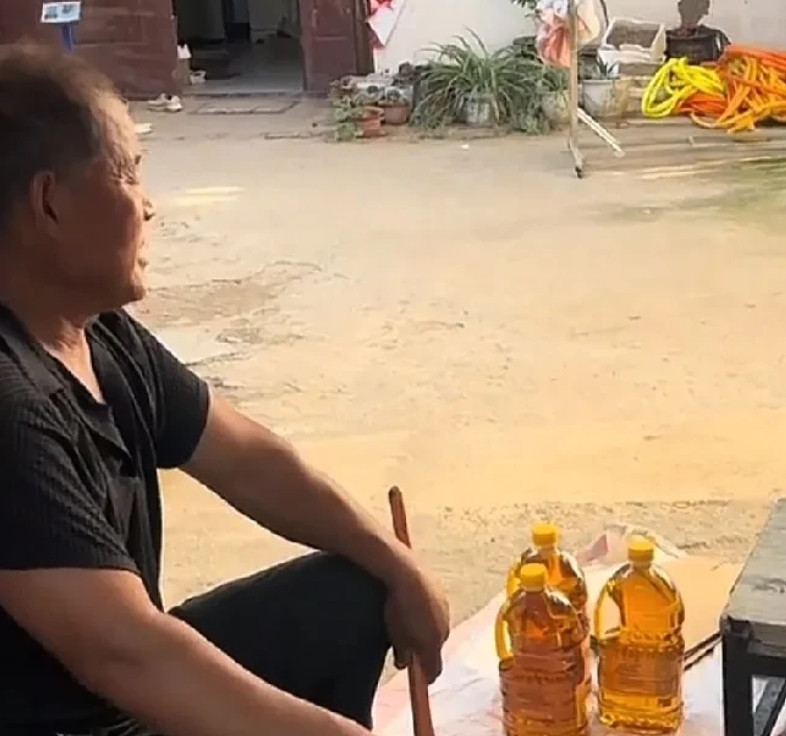 阿杜妈妈又出幺蛾子了！阿杜从小姨那截胡了两瓶花生油回家，被妈妈看到了，妈妈想拿