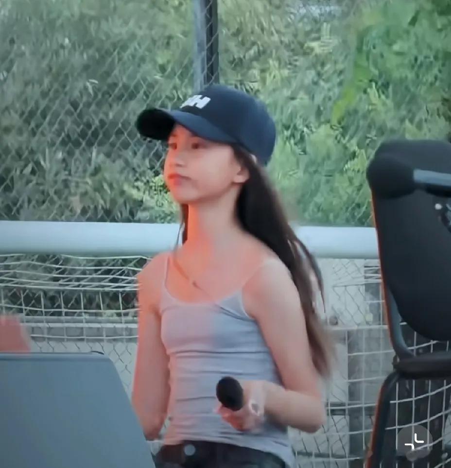 孙莉分享小女儿黄少艾最新舞台日常，小姑娘颜值气质双双出圈！身形高挑清爽利落，简约