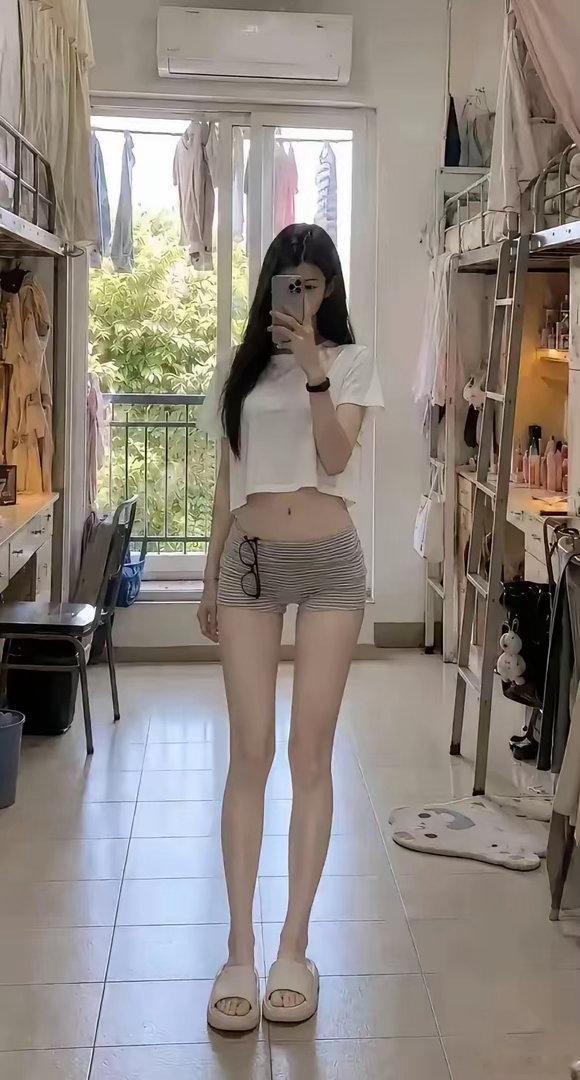 我是不信她会住在这样的宿舍里！​​​