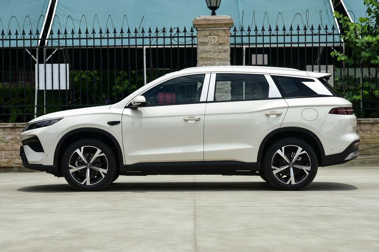 比亚迪宋Pro比亚迪的紧凑型SUV，销量一直很稳。外观中规中矩，不出错也不出彩