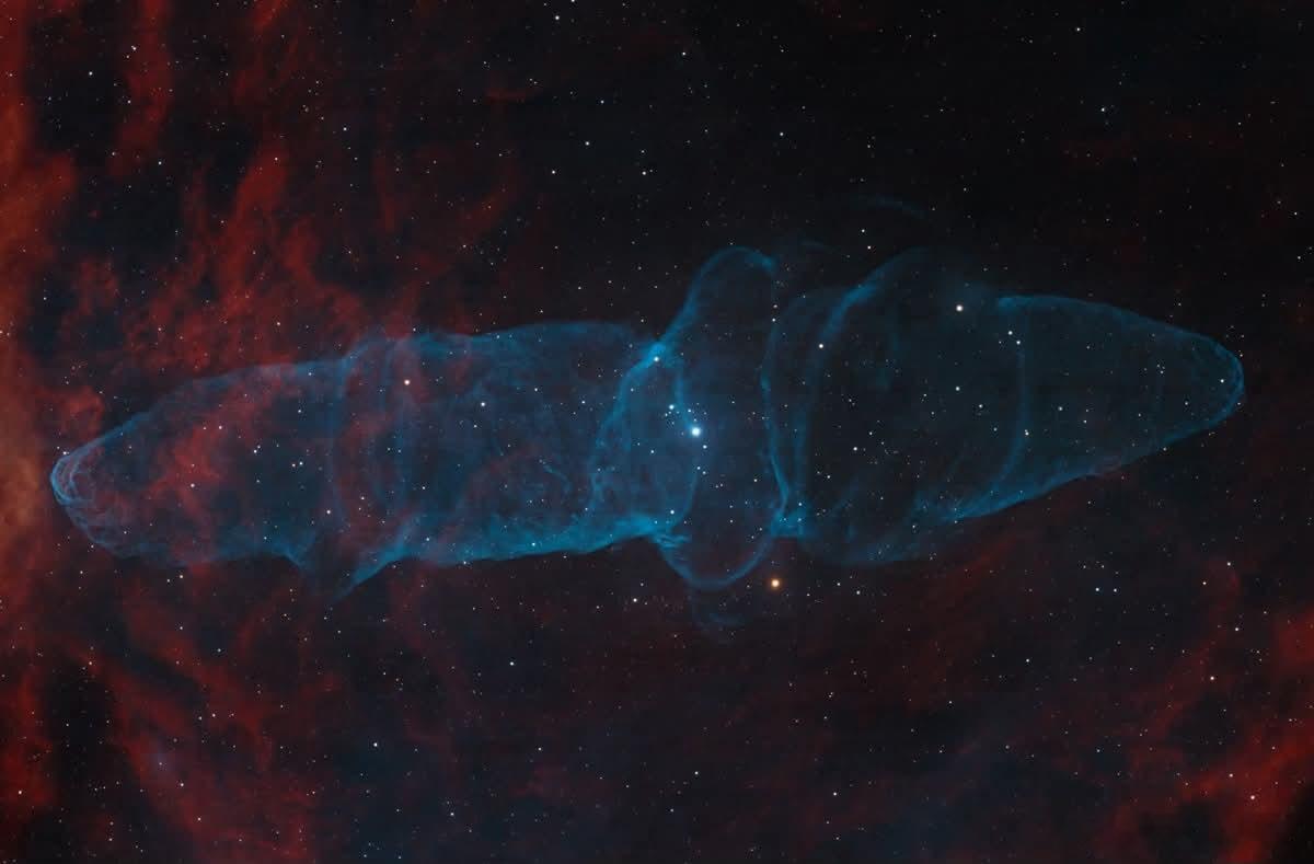 SquidNebula是一颗巨大的双极流出星云，距离我们大约2300光年