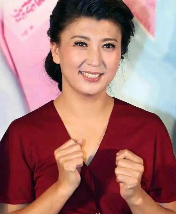45岁那年，闫学晶发现自己意外怀孕，此时，女儿林傲雪28岁，儿子林傲霏24岁，闫
