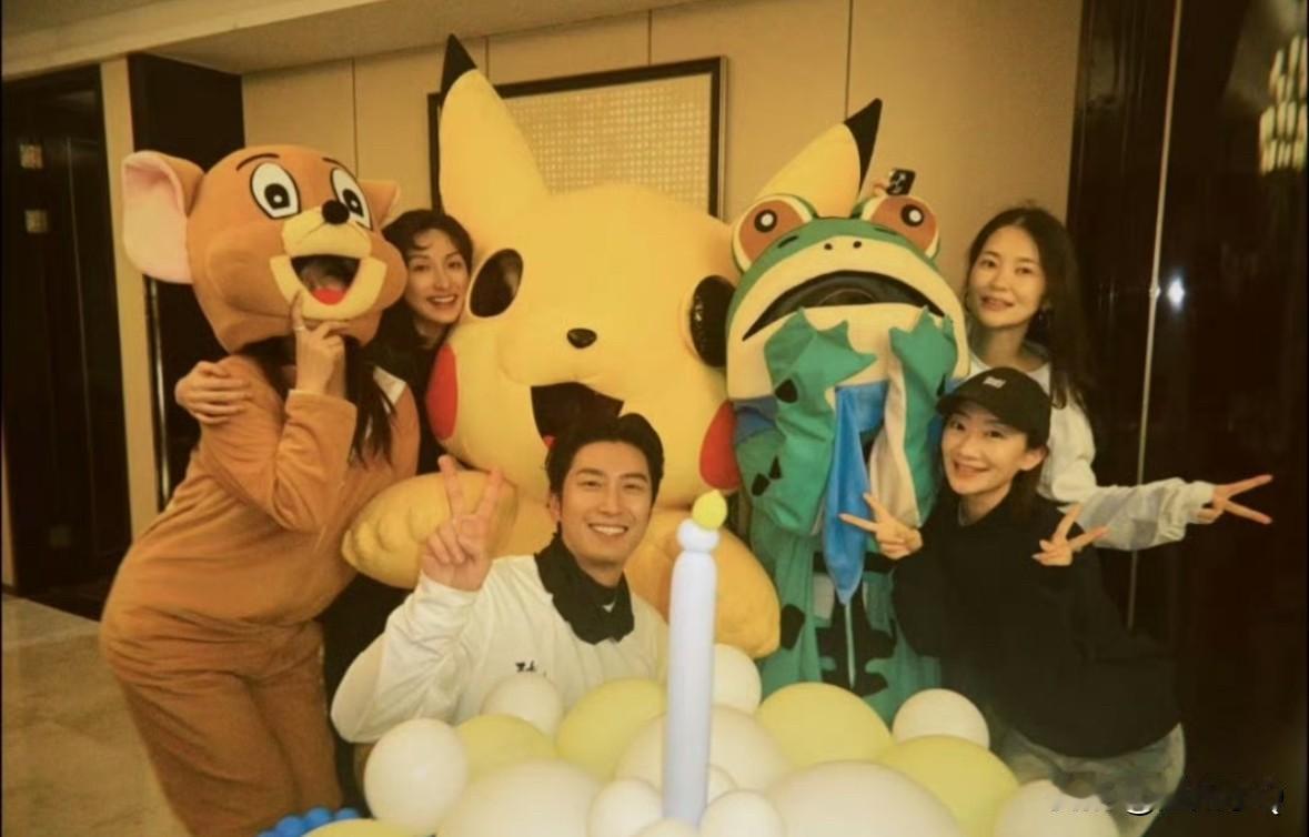 窦骁过生日，何超莲扮青蛙逗他开心，现场氛围看起来很轻松活跃。之前还说两口子要离婚