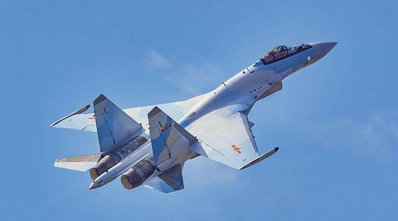 在南部战区某个空军基地的停机坪上，二十四架从俄罗斯引进的苏35战斗机整齐列阵。银