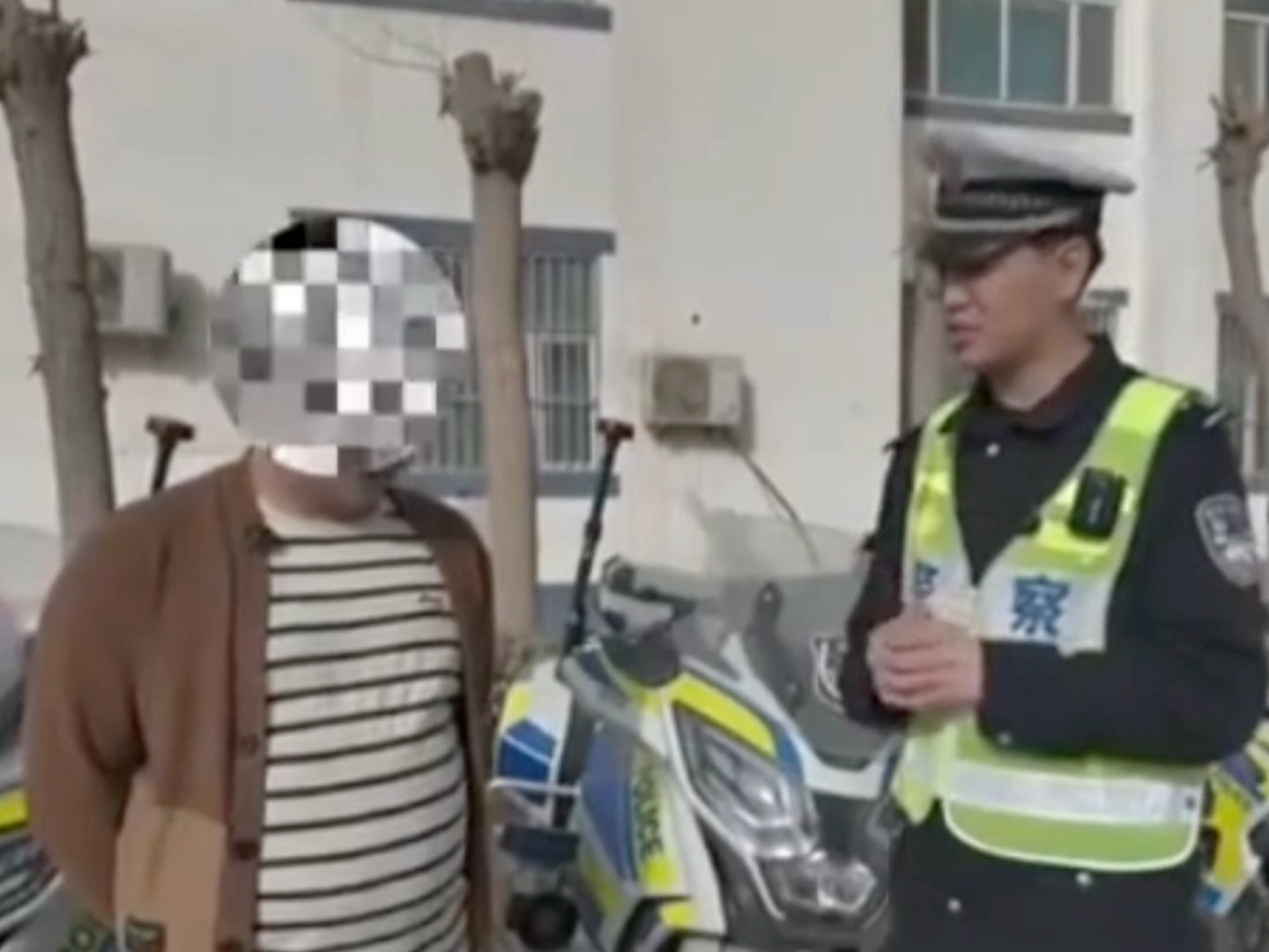 荒唐又揪心！新疆女子疑丈夫出轨，深夜扒货车尾玩命跟踪，交警一查丈夫当场傻眼万万没