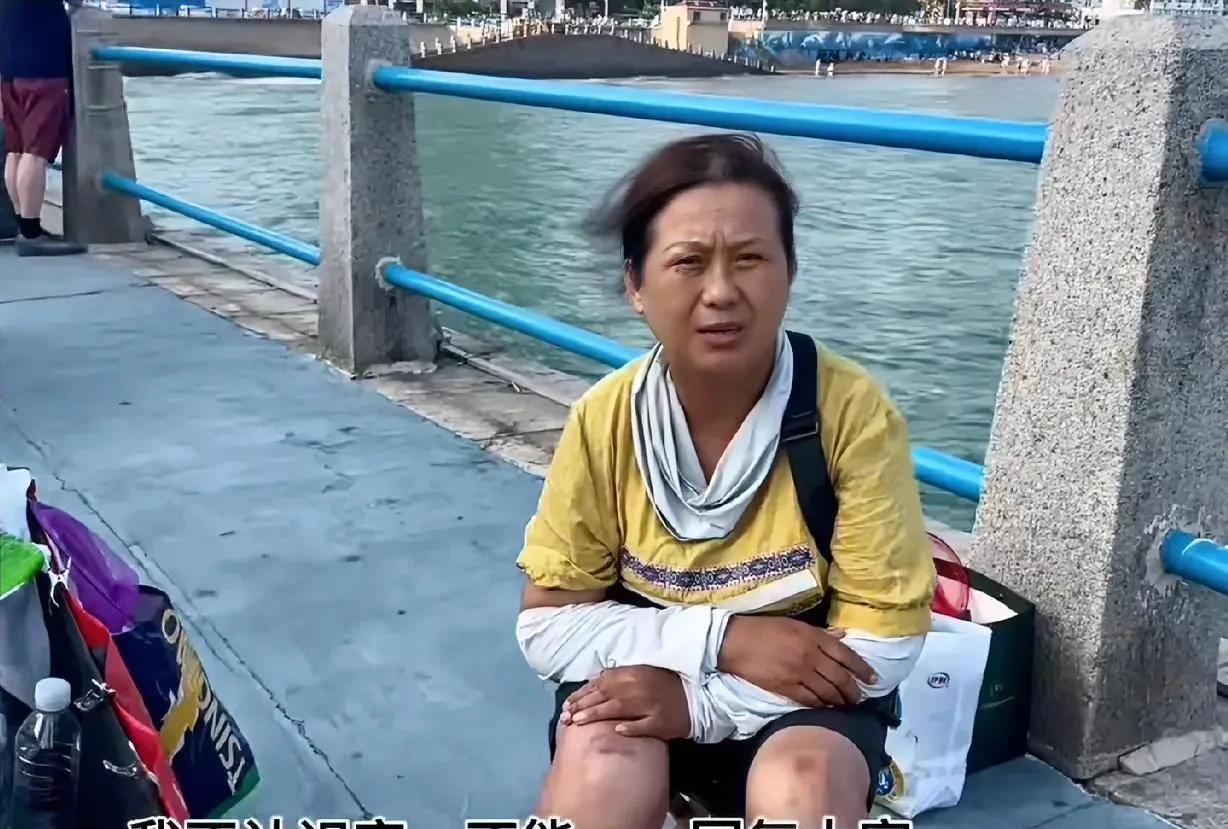 “哪怕用我的命换她的也行，她年轻！”青岛跳海救人玉米大姨家境曝光，她独自抚养两