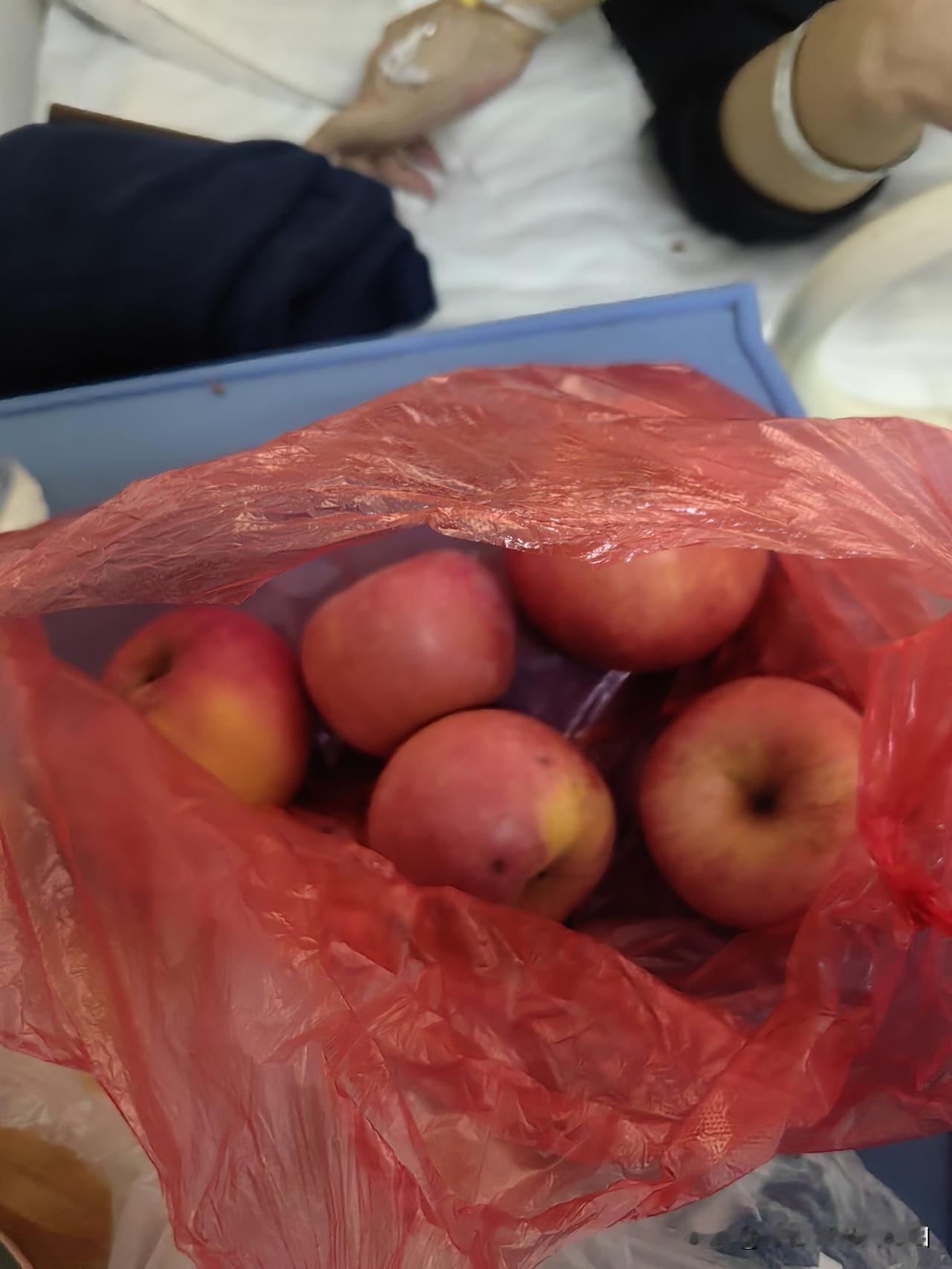 老公这几天大便又干结了，今天去医院外边五块钱买了六个苹果，买回来，给老公洗了一个