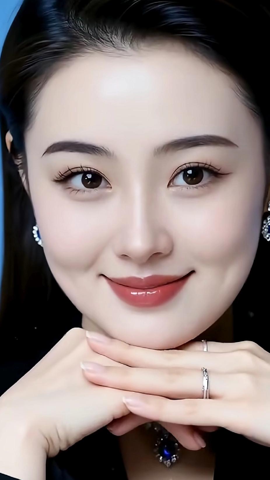 笑靥如花，温婉动人。